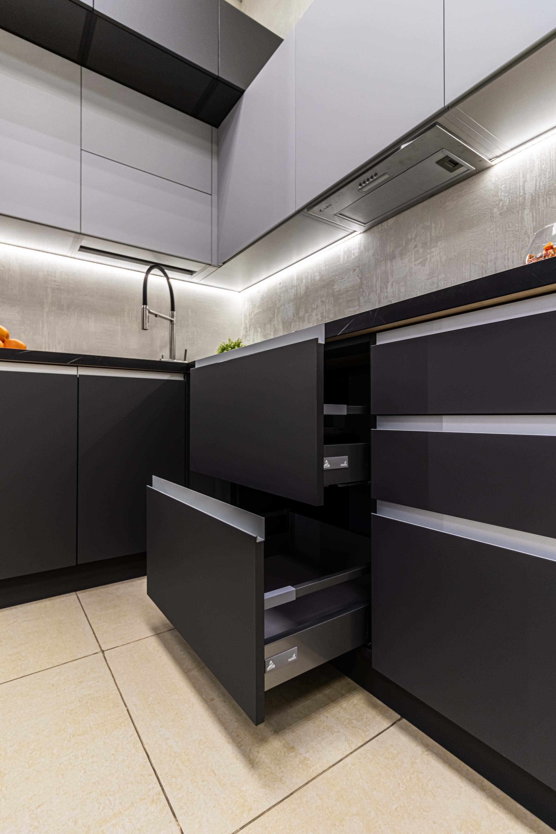 Кухня с витриной Грифель Пепельный