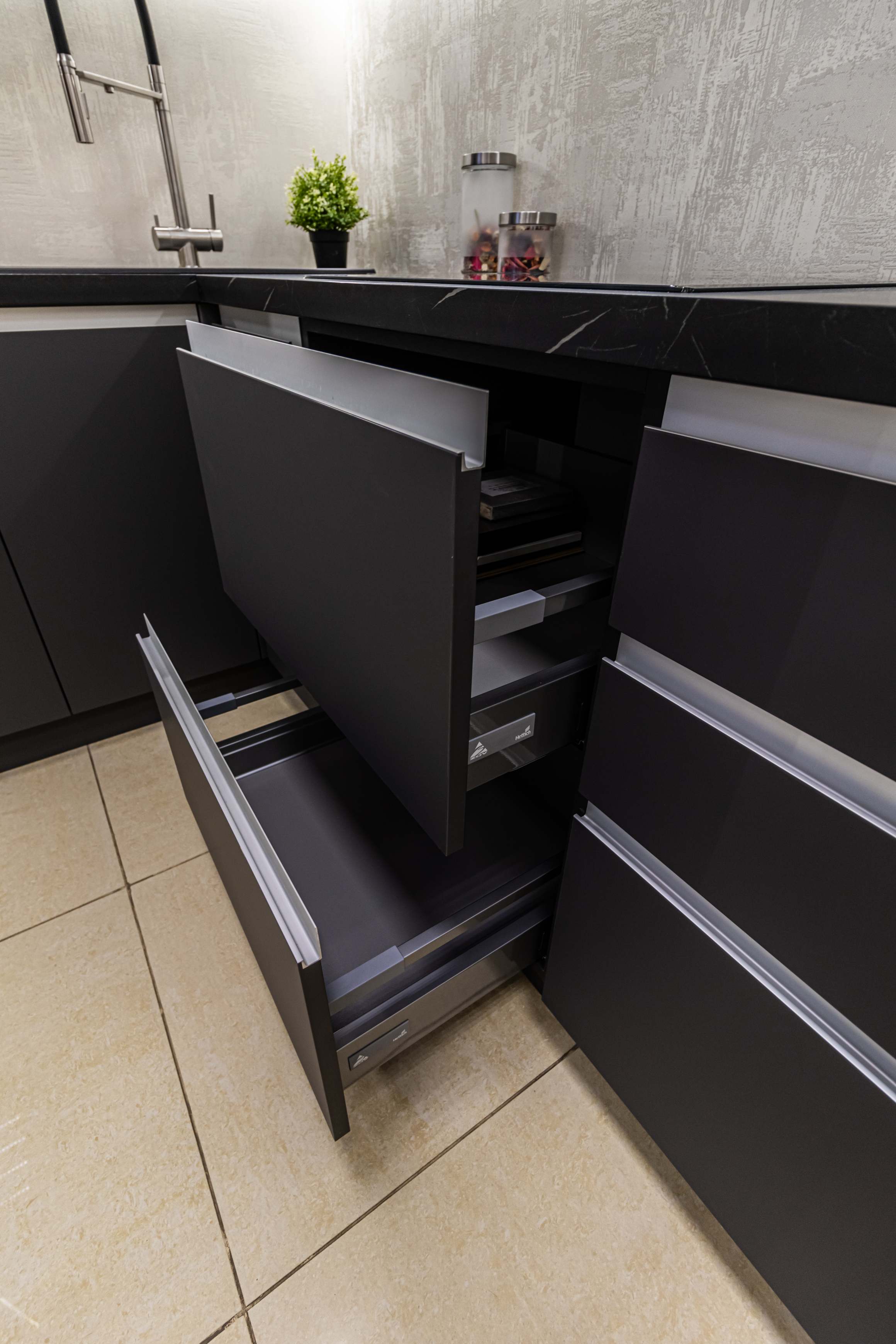 Кухня с витриной Грифель Пепельный