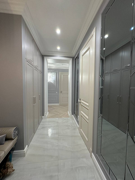 Гардеробные шкафы и подвесная тумба под раковину